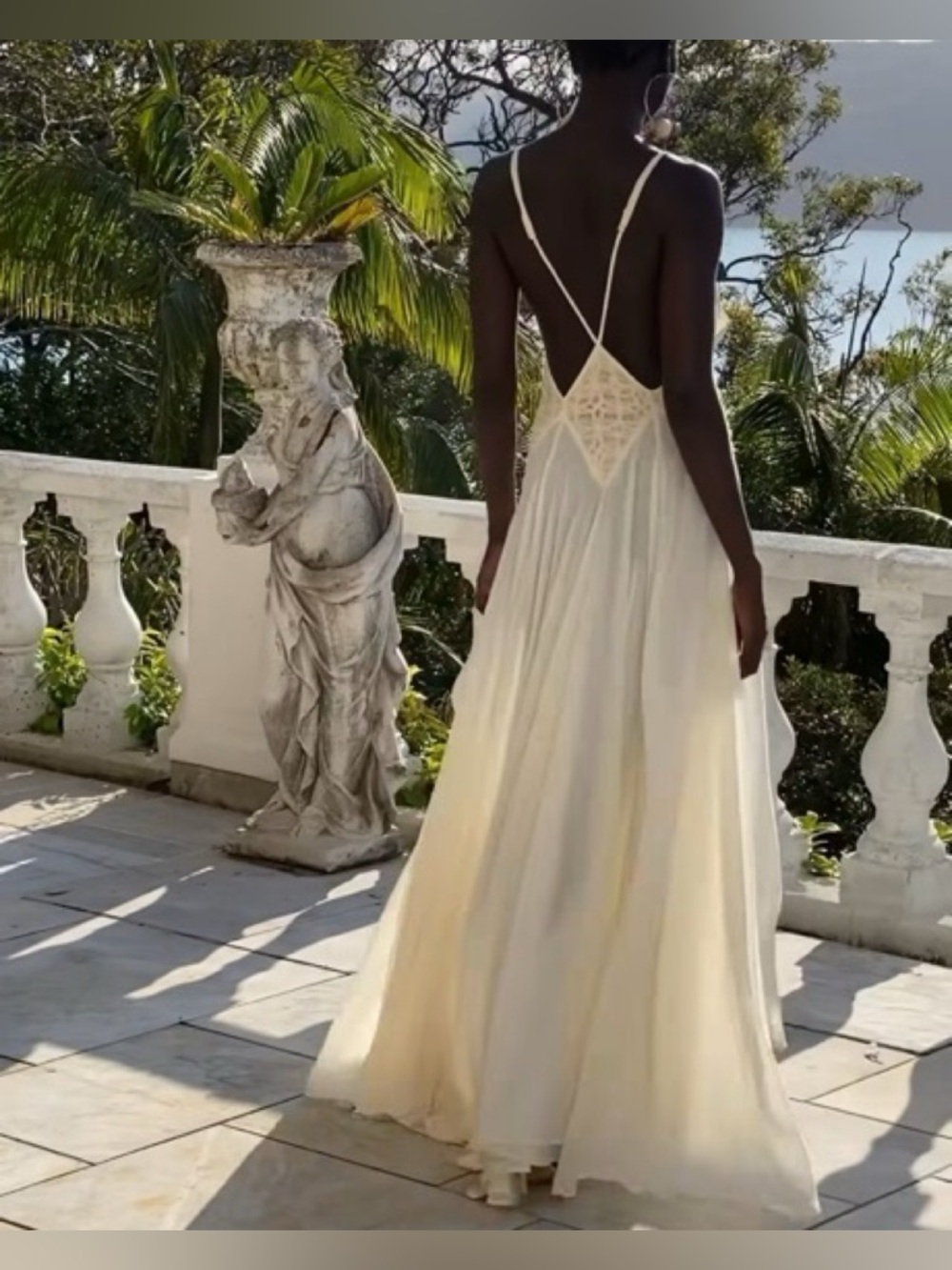 Ivory deep v neck dress like doen Arina ori - Picture 3 of 5